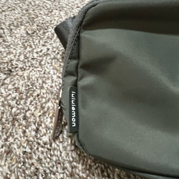 NWT Lululemon Everywhere Belt Bag “Grey Sage” - Picture 4 of 11